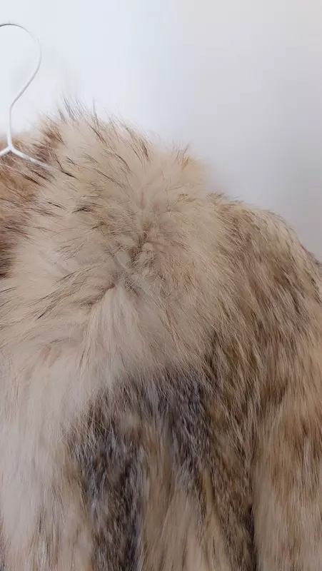 Abrigo de pelo corto beige y marrón - Imagen 2