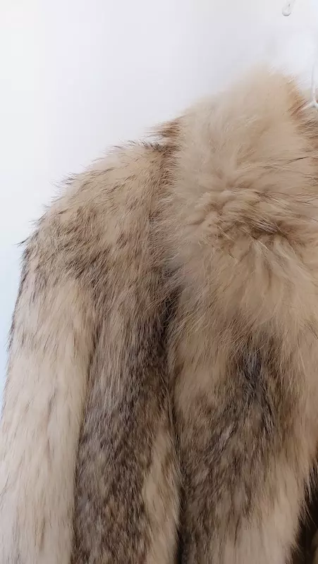 Abrigo de pelo corto beige y marrón - Imagen 3