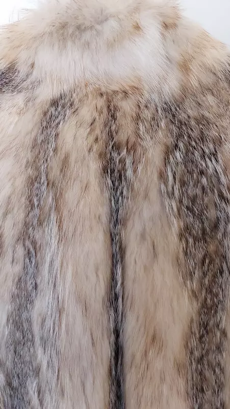 Abrigo de pelo corto beige y marrón - Imagen 5