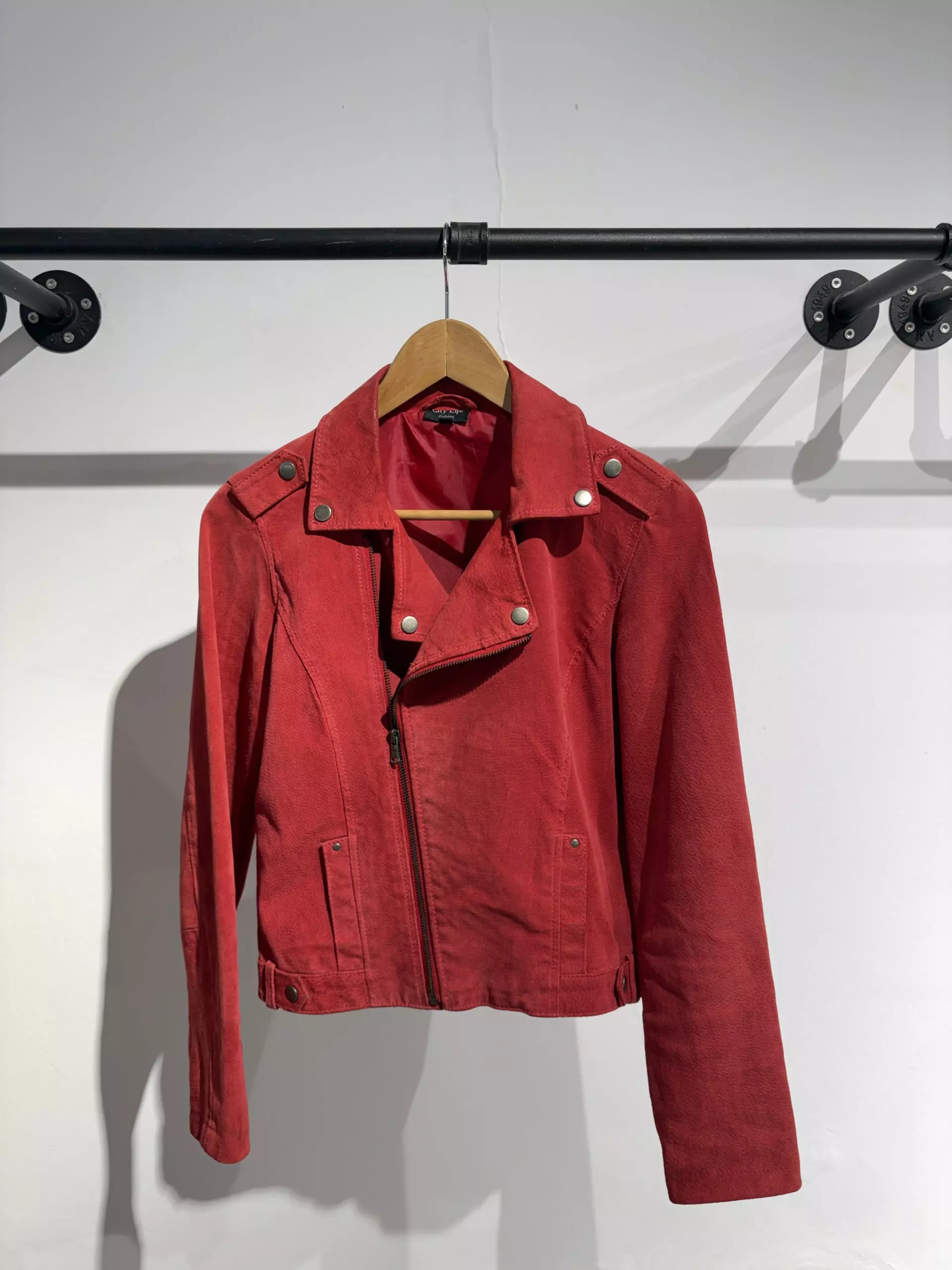 Chaqueta motera de ante rojo