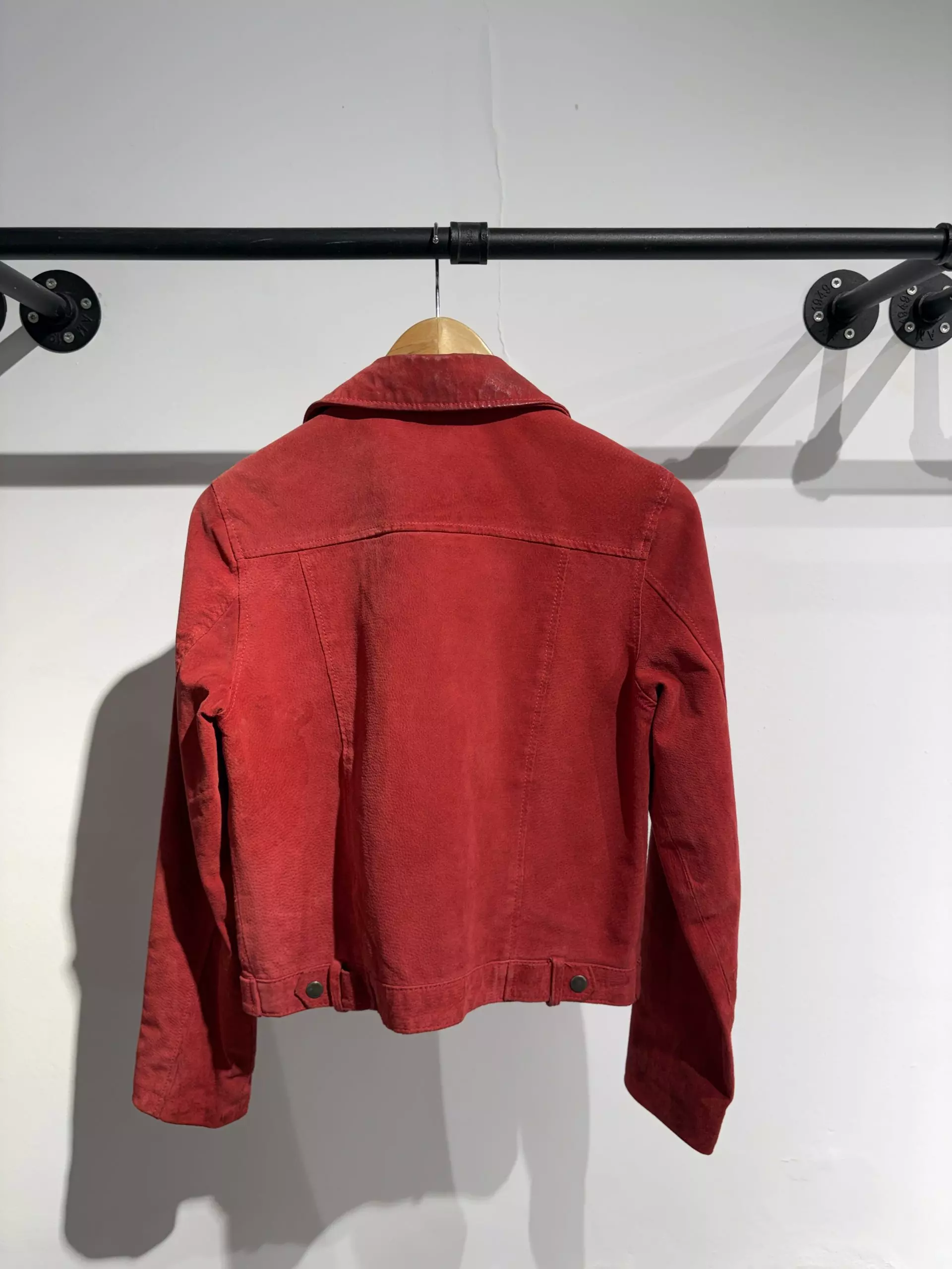 Chaqueta motera de ante rojo - Imagen 2