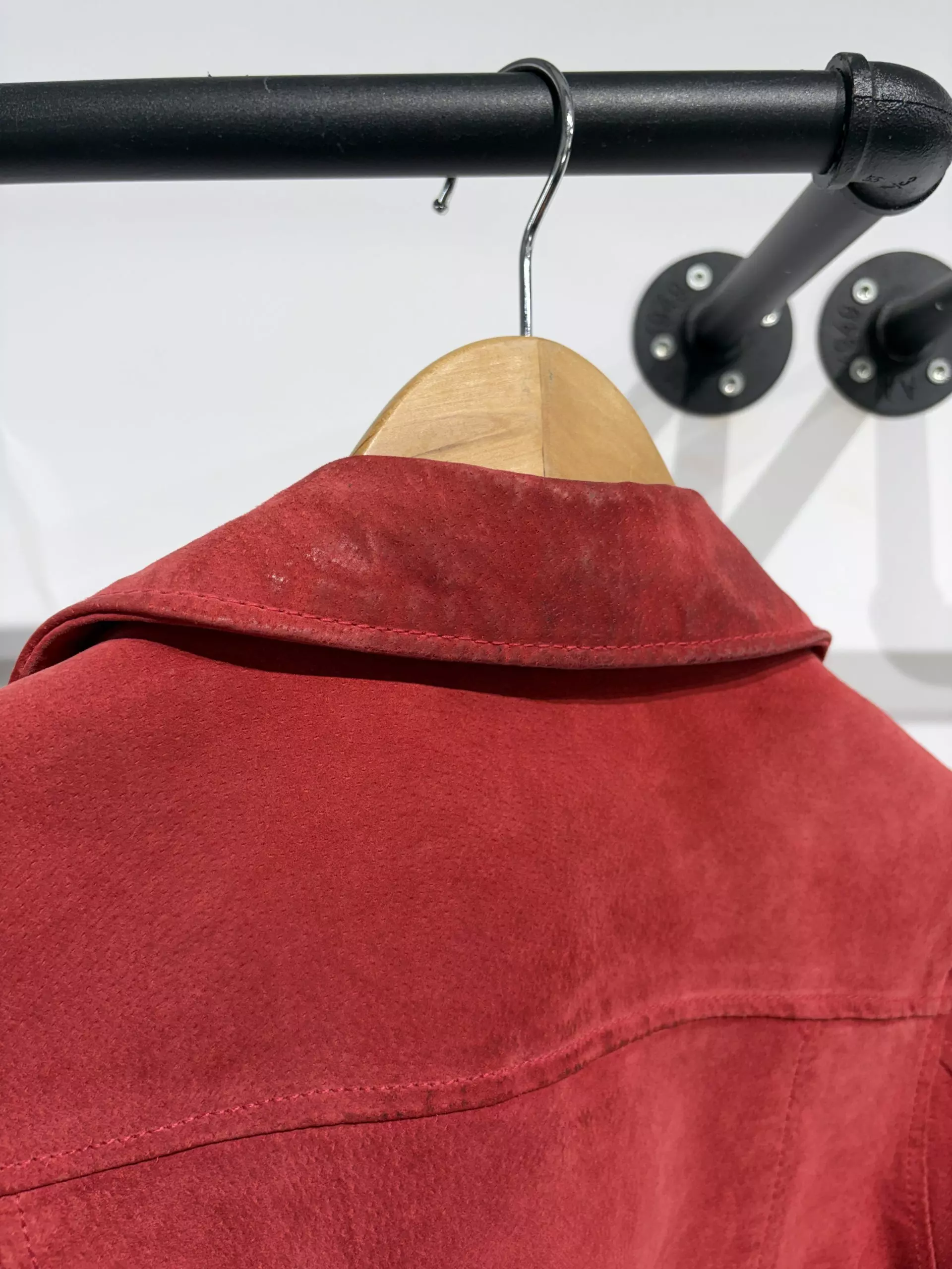 Chaqueta motera de ante rojo - Imagen 6