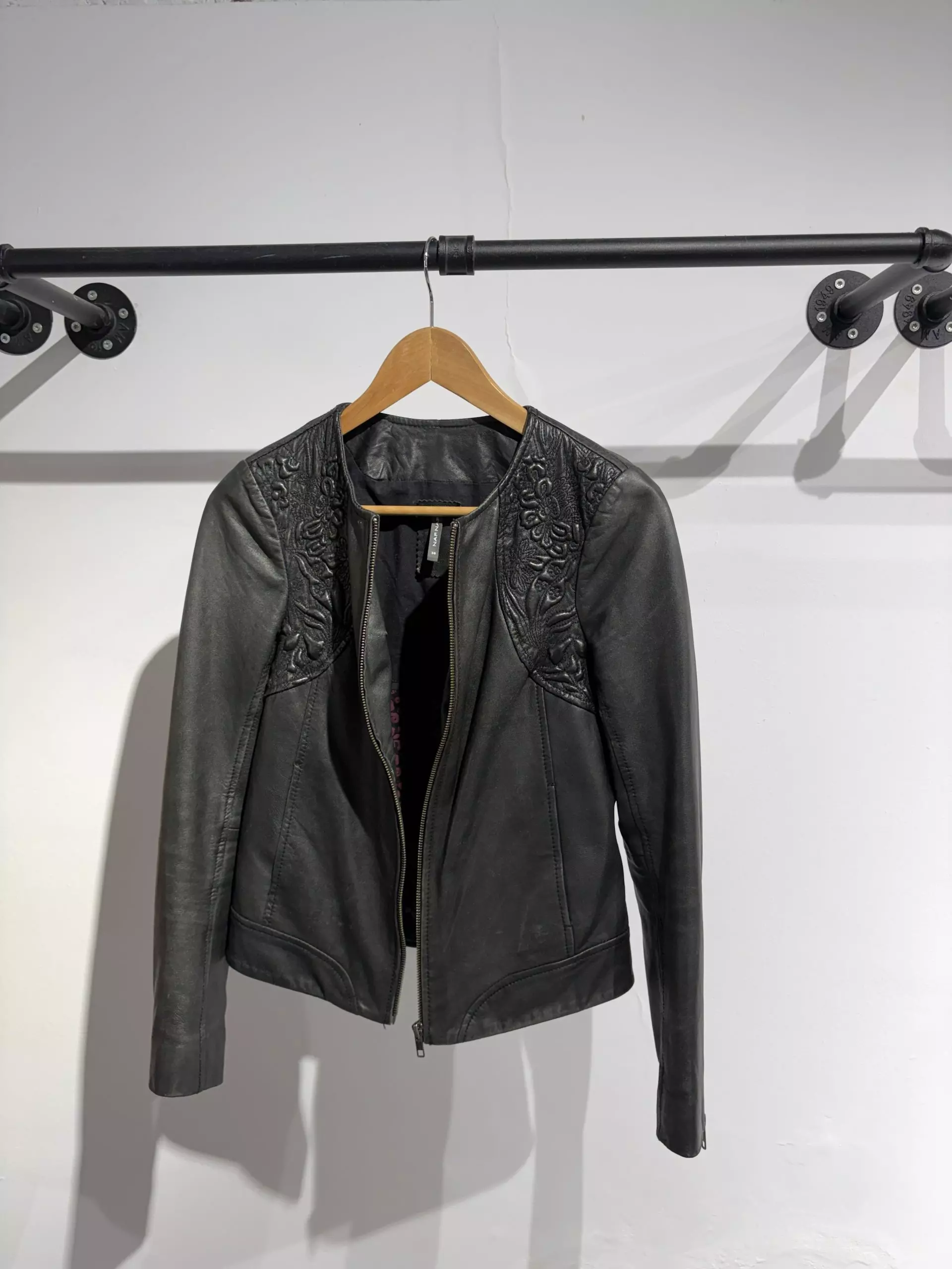 Chaqueta de piel con detalles bordados - Imagen 2