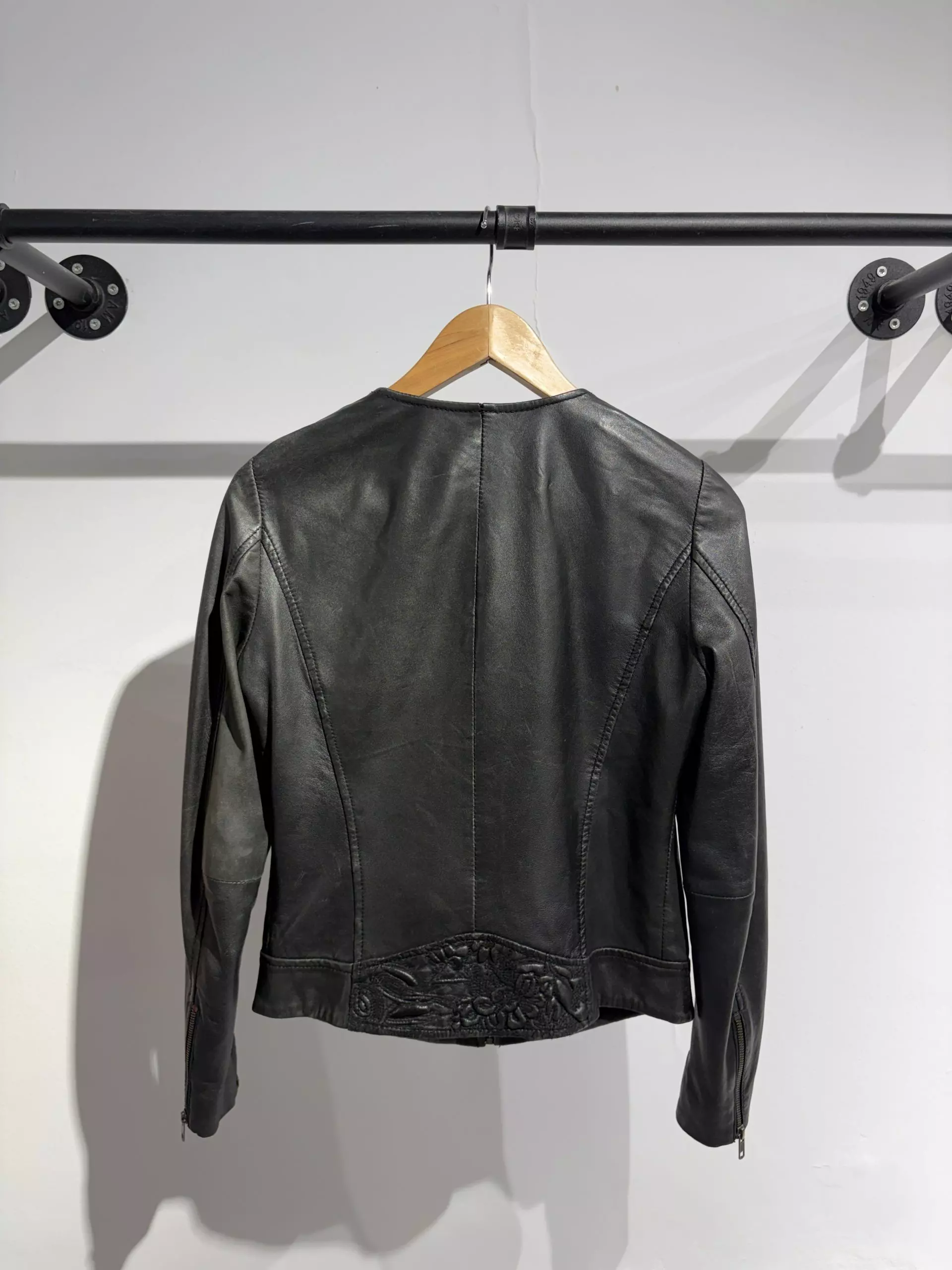 Chaqueta de piel con detalles bordados - Imagen 3