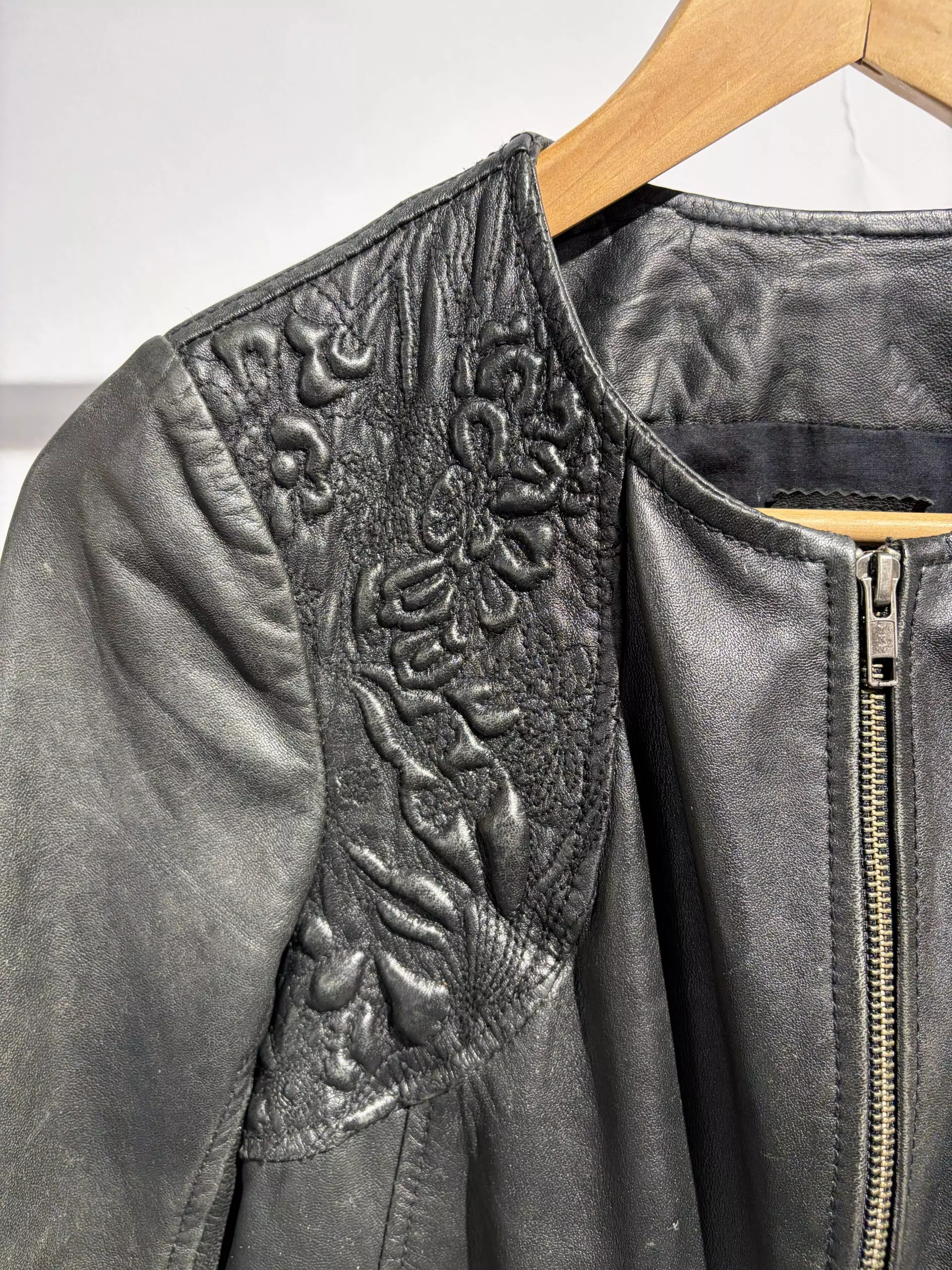 Chaqueta de piel con detalles bordados