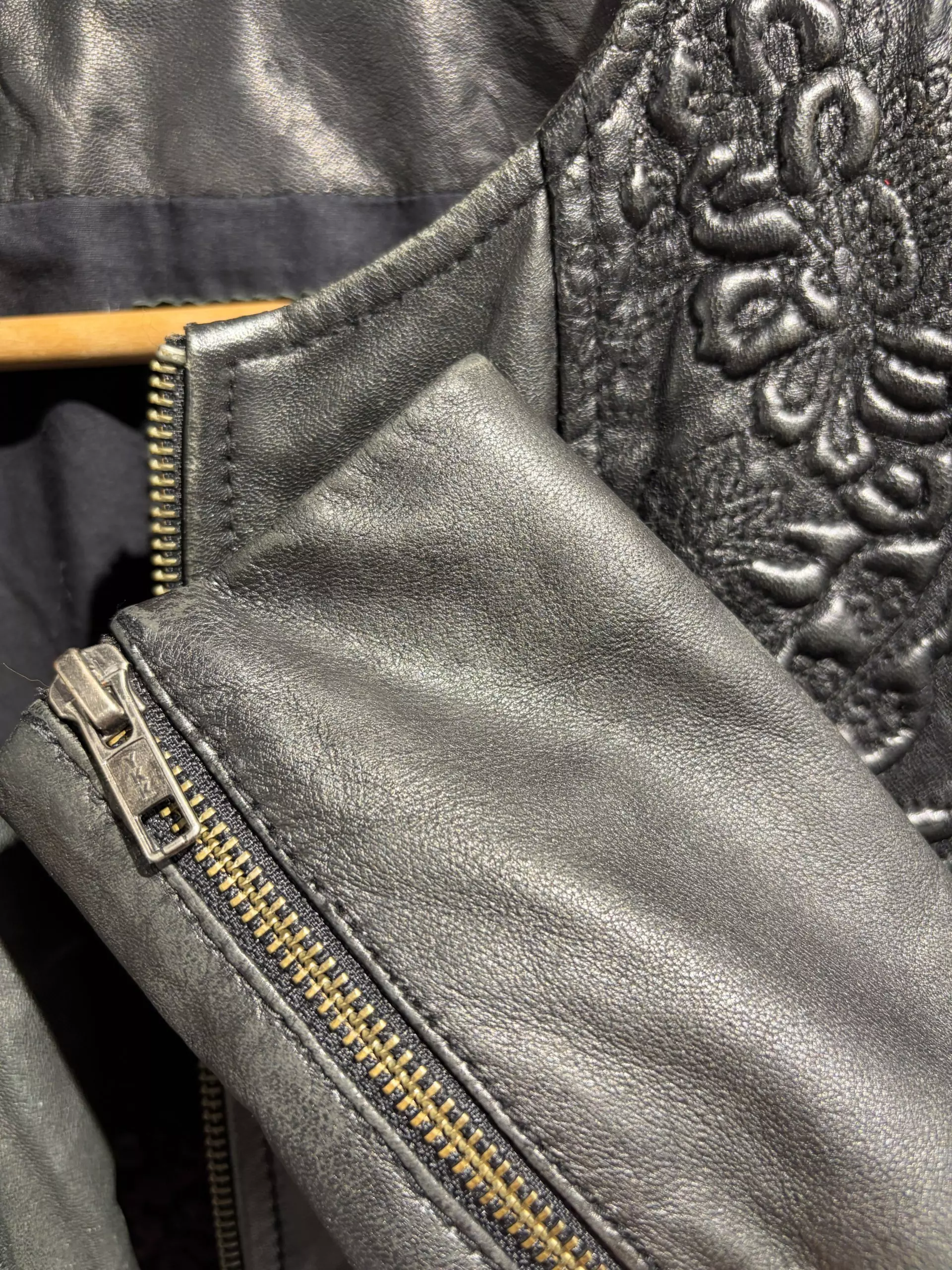 Chaqueta de piel con detalles bordados - Imagen 6